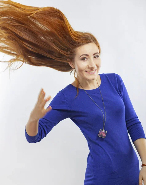 Isoliertes Porträt Eines Lächelnden Mädchens Mit Langen Fliegenden Haaren — Stockfoto