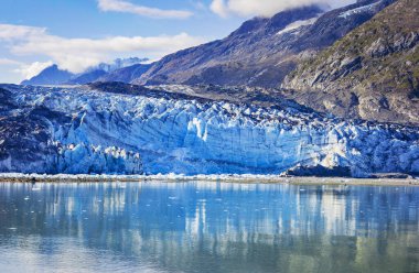 Buzul Körfezi. Bir yolcu gemisinden bir buzulun görüntüsü. Alaska Gemisi.
