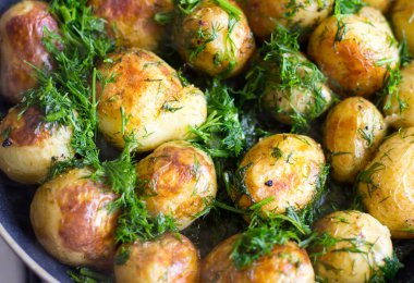 Tavada otlu patates kızartması. Ceket patatesleri.