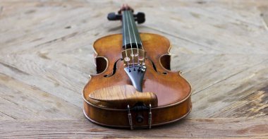 Ahşap bir arka planda keman. Müzik aleti. Telli enstrümanlar. Keman, viyola, viyolonsel.