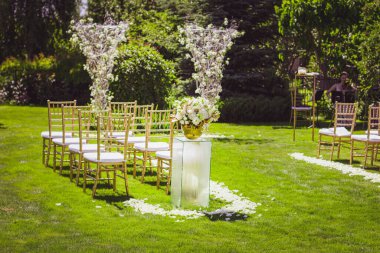 Taze çiçeklerin düğün kemeri. Düğün süslemeleri. Düğün çiçekçisi..