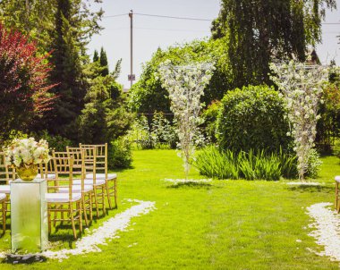 Taze çiçeklerin düğün kemeri. Düğün süslemeleri. Düğün çiçekçisi..