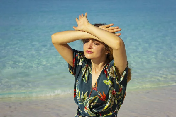 Jeune Femme Vêtements Colorés Sous Soleil Brûlant Portrait Une Fille — Photo