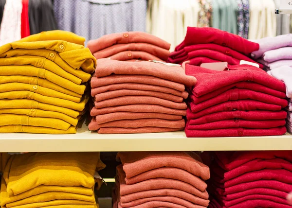 Roupas Coloridas Bem Dobradas Camisolas Malha Diferentes Tamanhos Venda Cardigans — Fotografia de Stock