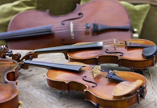 Viool Een Houten Achtergrond Muziekinstrument Snaarinstrumenten Viool Altviool Cello — Stockfoto