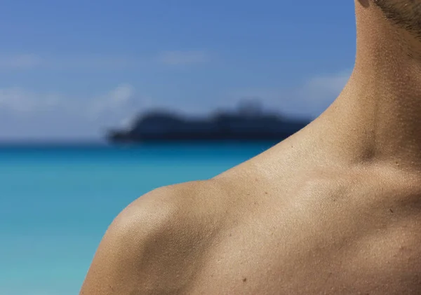 Jeune Homme Prend Bain Soleil Sur Plage Tan Sur Peau — Photo