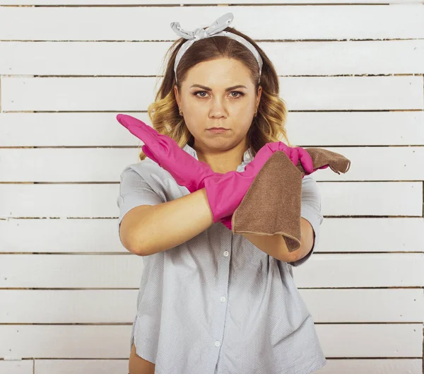 Retrato Uma Dona Casa Luvas Borracha Rosa Dona Casa Está — Fotografia de Stock