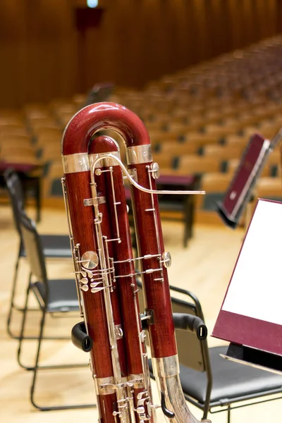 Fagote Uma Grande Sala Concertos Instrumento Woodwind Fagote Vermelho Grande — Fotografia de Stock