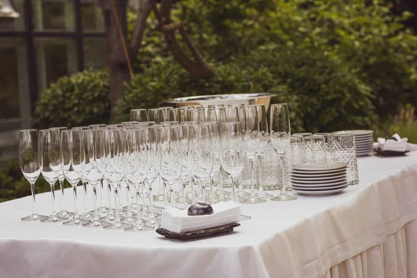 Feestelijke Tafelschikking Lege Glazen Borden Buiten Banket Het Terras Restaurant — Stockfoto