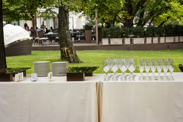 Nakrycie Świątecznego Stołu Puste Szklanki Talerze Zewnątrz Bankiet Tarasie Restauracja — Zdjęcie stockowe