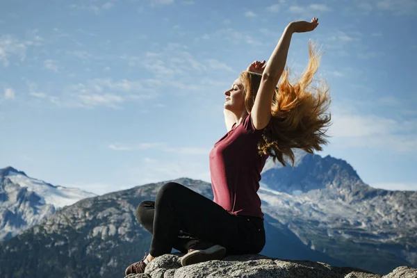 Mladá Dívka Dlouhými Vlasy Medituje Horách Krajiny Aljašce Dívka Přírodu — Stock fotografie