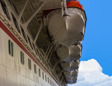 Cankurtaran sandalları. Kurtarma botları olan bir yolcu gemisi..