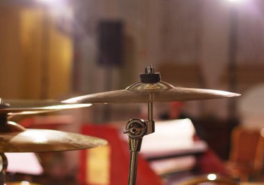 Perküsyon aleti. Bir konser salonunda perküsyon plakası. Davullar