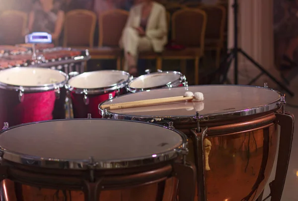 Instrumenty Perkusyjne Sali Kameralnej Bębny Marimba Jazz Oświetlenie Intymne — Zdjęcie stockowe