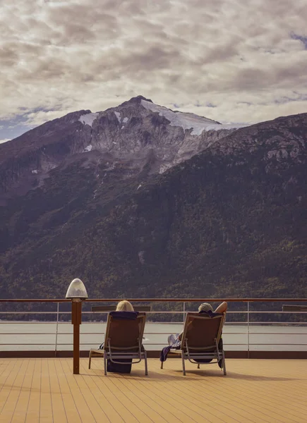 Una Pareja Encantadora Descansando Crucero Pareja Está Mirando Las Montañas —  Fotos de Stock