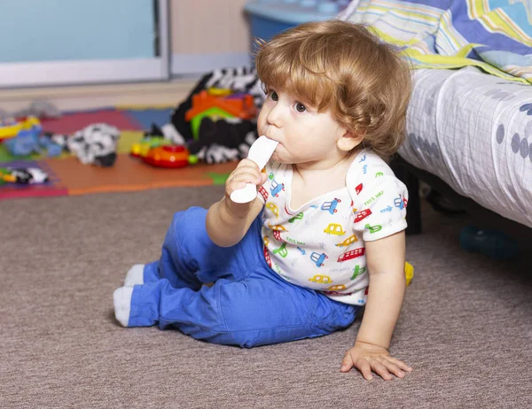 Çocuk Plastik Bir Tarağı Kemiriyor Diş — Stok fotoğraf