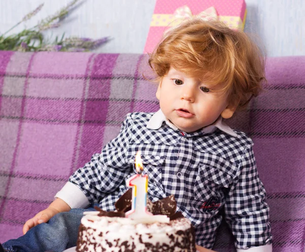 子供は１歳になる 1歳の誕生日 誕生日ケーキの男の子 — ストック写真