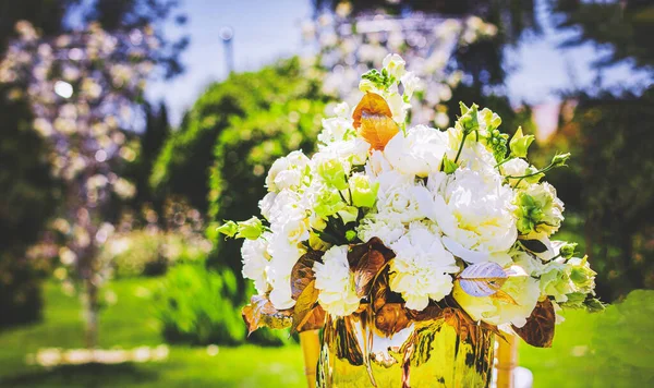 Düğün Çiçekçisi Olarak Çiçek Buketi Bahçede Güzel Beyaz Çiçekler Var — Stok fotoğraf