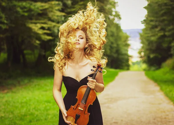 Belle Blonde Dans Une Robe Noire Avec Violon Extérieur Femme — Photo