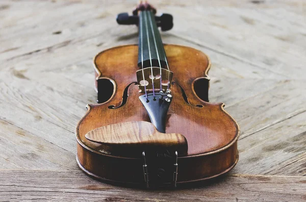 木の背景にバイオリン 弦の楽器 美しいバイオリン — ストック写真