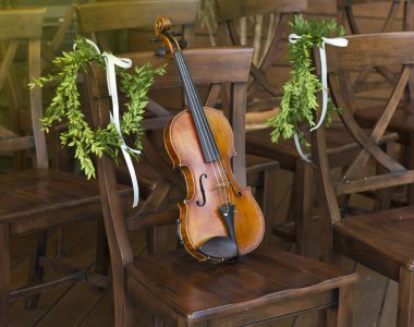 Tahta sandalyede güzel bir keman. Müzik aleti. Canlı müzik.