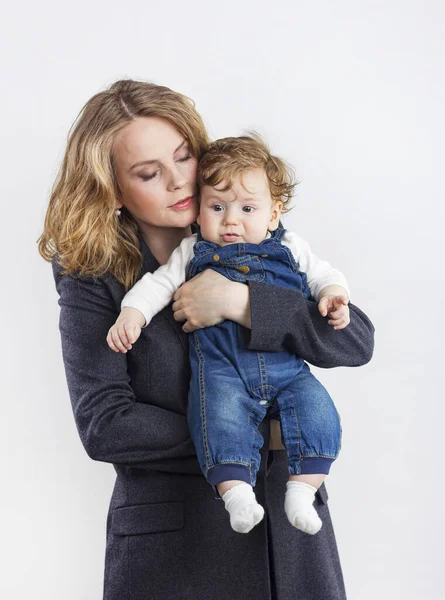 Donna Affari Con Suo Figlioletto Tra Braccia Ritratto Isolato Madre — Foto Stock