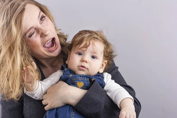 Zakenvrouw Met Haar Zoontje Haar Armen Geïsoleerd Portret Van Moeder — Stockfoto