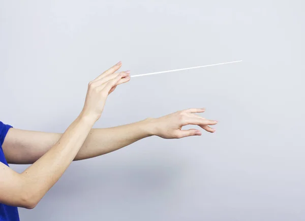 灰色で隔離された女性の手 女指揮者 指揮者バトンを持つ女性の手 — ストック写真