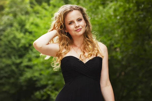 Retrato Una Hermosa Joven Parque Hermosa Mujer Joven Con Pelo — Foto de Stock