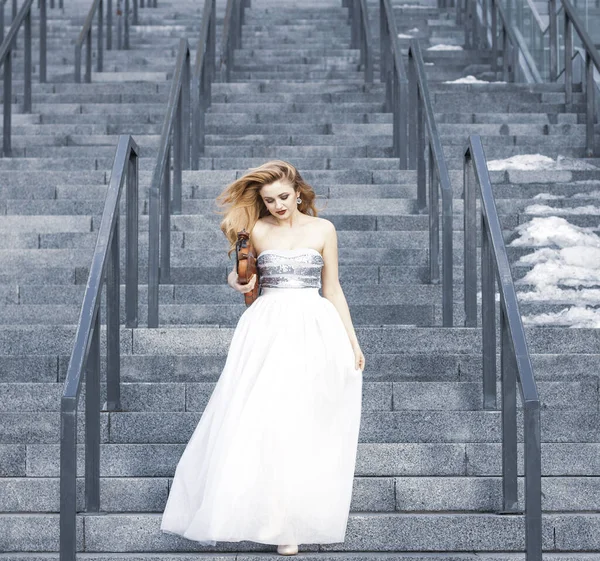 Girl White Dress Violin Her Hands Young Woman Goes Stairs — Stock Photo, Image