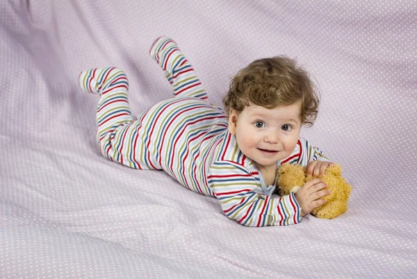 Kleiner Lächelnder Junge Auf Dem Bett Kind Hause — Stockfoto