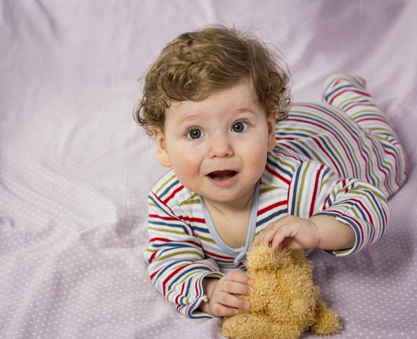 Kleiner Lächelnder Junge Auf Dem Bett Kind Hause — Stockfoto