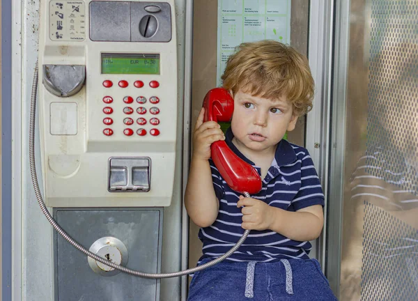 Эмоциональный Ребенок Разговаривает Телефону Мальчик Телефонной Будке Маленький Мальчик Красным — стоковое фото