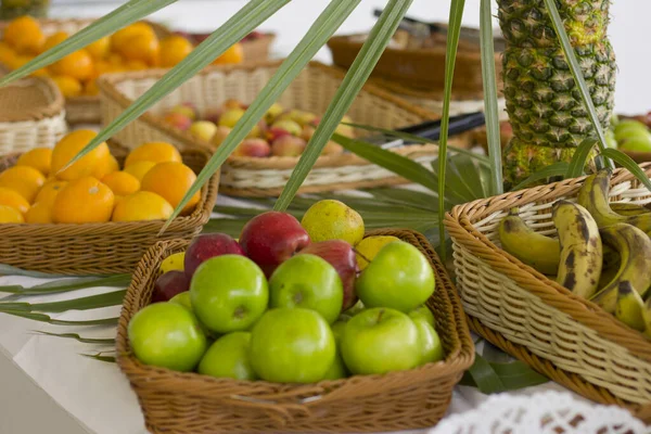 Mand Met Fruit Verse Appels Tafel — Stockfoto