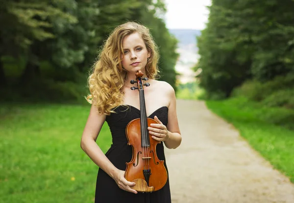 바이올린을 야외에 아름다운 여자의 — 스톡 사진