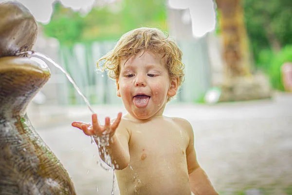 Dítě Pije Venku Vodu Malý Chlapec Chodí Svém Domě — Stock fotografie