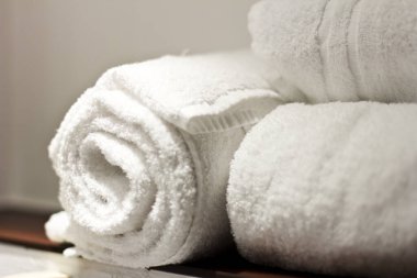 Beyaz otel havluları. Üç beyaz havlu..
