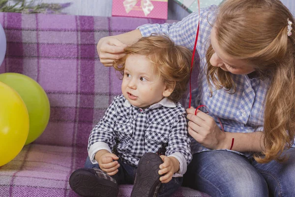 Annesiyle Bir Yaşında Bir Bebek Çocuk Doğum Gününü Kutluyor Annemin — Stok fotoğraf