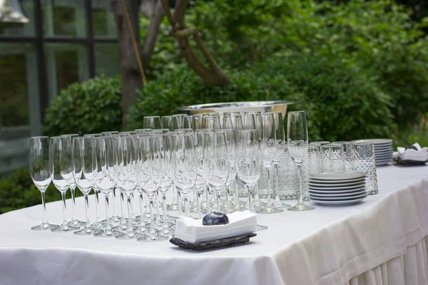 お祭りのテーブルの設定 屋外の空のガラスとプレート テラスでの宴会 自然界のレストラン テーブル設定 — ストック写真