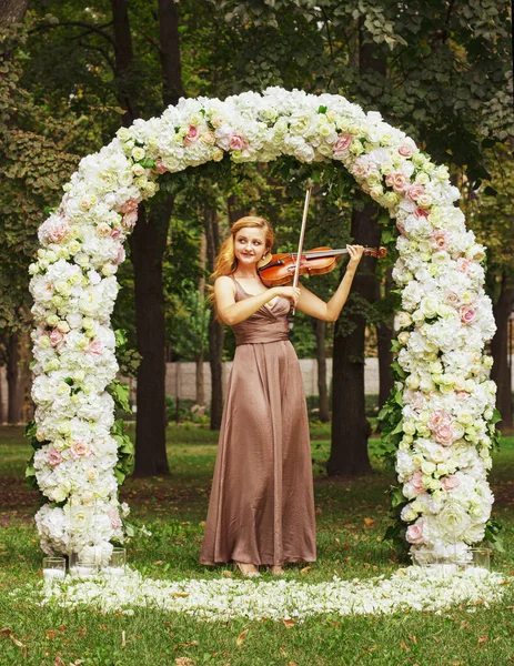 Hermosa Joven Toca Violín Chica Con Pelo Largo Toca Violín —  Fotos de Stock