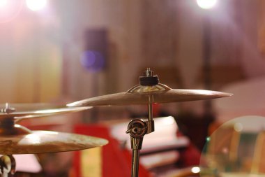 Perküsyon aleti. Bir konser salonunda perküsyon plakası. Davullar