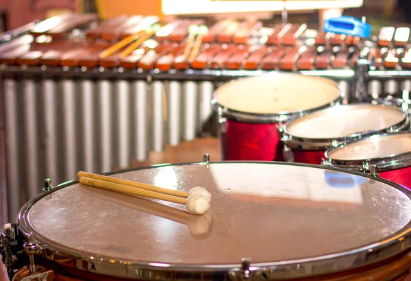 鼓粘在鼓上 音乐厅里的大鼓 — 图库照片