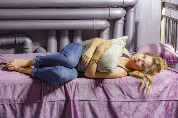 Kız Yatağa Uzanıyor Genç Bir Kadın Yalnızlıktan Muzdarip Depresyondaki Bir — Stok fotoğraf