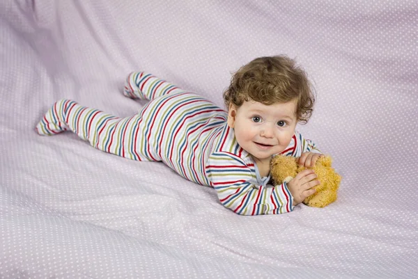 Menino Sorridente Cama Criança Casa — Fotografia de Stock