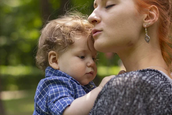 Young Red Haired Woman Child Mom Her Son Outdoors Happy — Stock Photo, Image