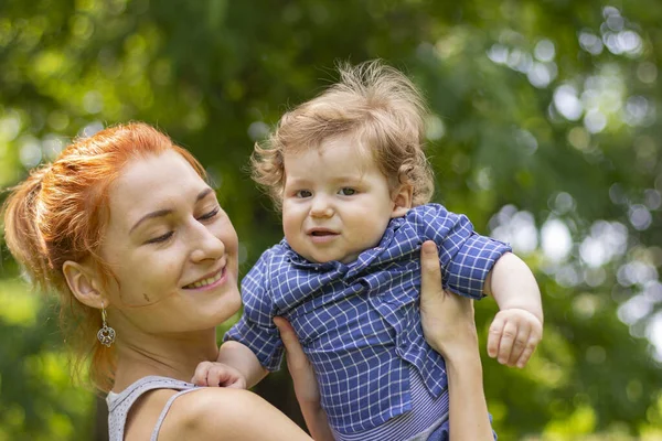 Young Red Haired Woman Child Mom Her Son Outdoors Happy — Stock Photo, Image