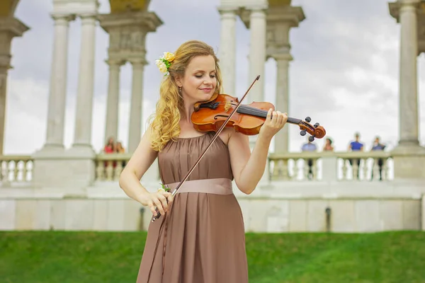 Beautiful Blonde Woman Plays Violin Outdoors Violinist Outdoors — Stock Photo, Image