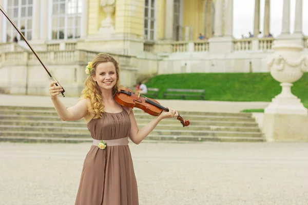 Bella Donna Bionda Suona Violino All Aperto Violinista All Aperto — Foto Stock