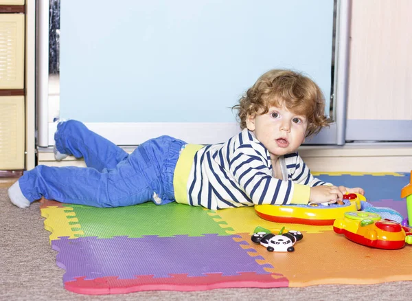 Çocuk Evde Oynuyor Küçük Çocuk Evde Oyuncak Oynuyor — Stok fotoğraf