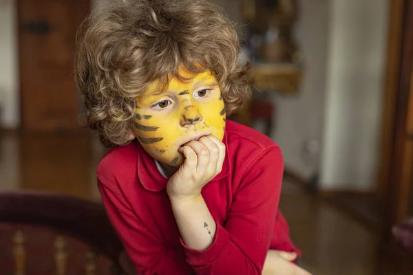 Criança Com Rosto Pintado Está Assistindo Desenhos Animados Rapazinho Com — Fotografia de Stock
